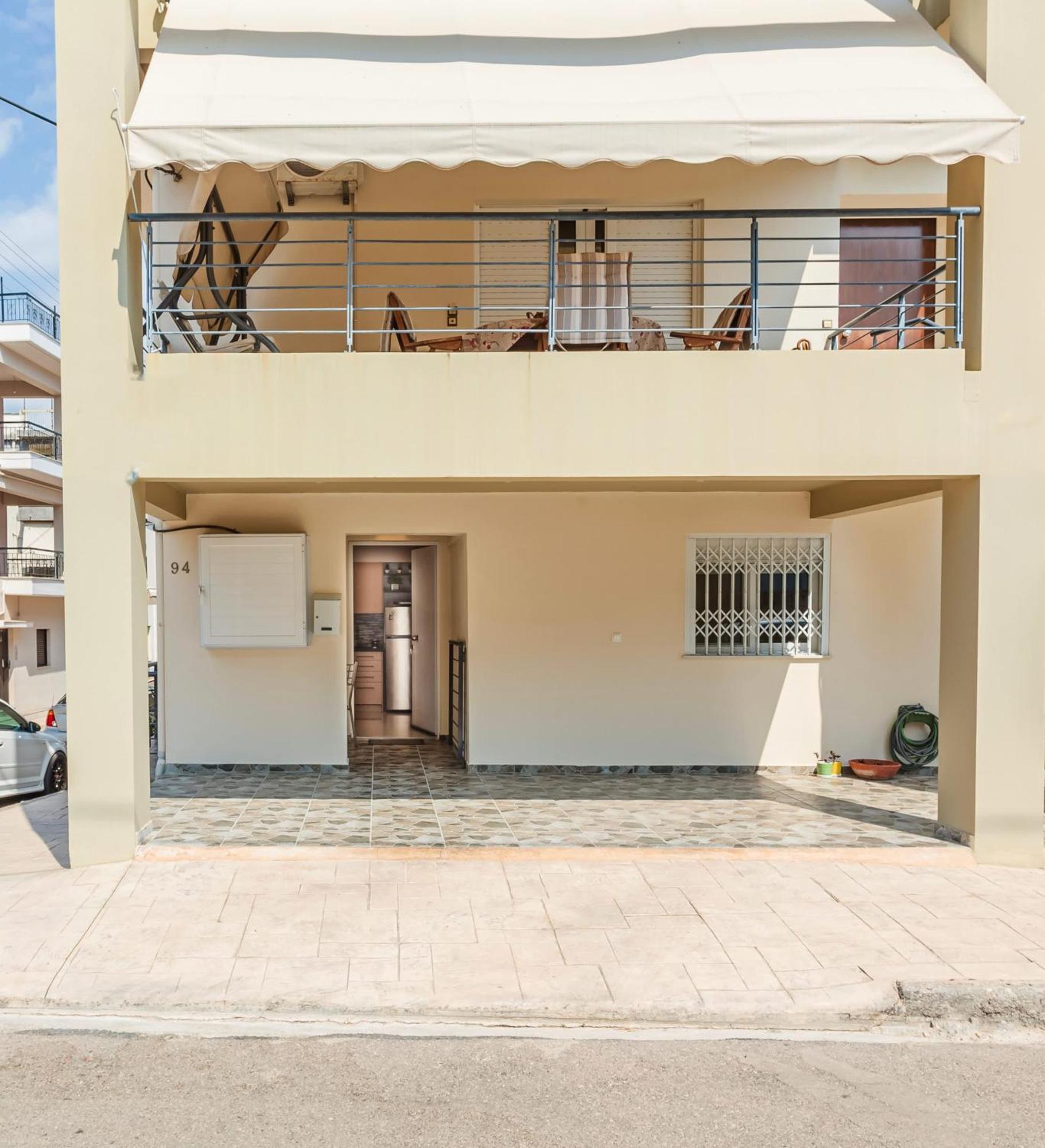 Lime - Cozy Gem With Private Parking Kalamata